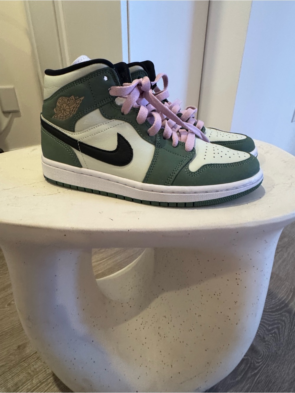 Nike Air Jordan 1 Mid SE Dutch Green with Pink Laces size 7